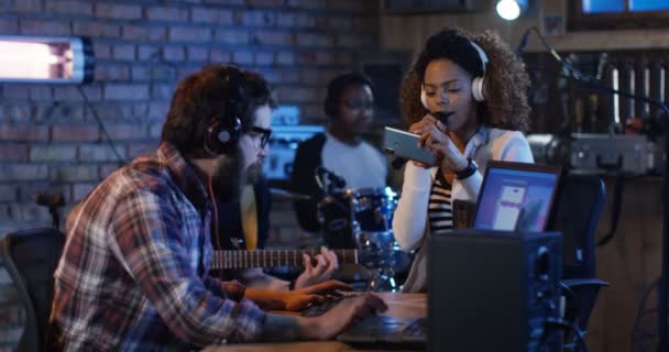 Jovens músicos tocando em estúdio em casa — Vídeo de Stock