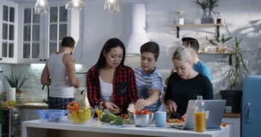 Bir grup insan mutfakta yiyecek hazırlama