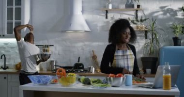 Mutfak delikanlı şakacı alay karısı