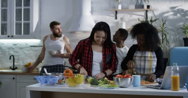 Średni Strzał Grupy Ludzi Przygotowywania Posiłków Kuchni — Wideo stockowe