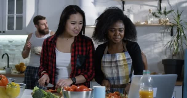 Gruppe von Menschen bereitet Essen in der Küche zu — Stockvideo