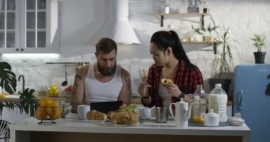 Adam ve kadın kahvaltı sırasında söz