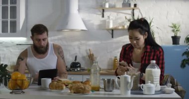 Çift mutfak araçları kullanma meşgul