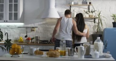 Kocası karısını mutfakta kahvaltı için katılma