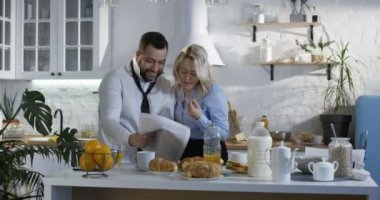 Kocası onun karısı ile iyi bir haber paylaşımı