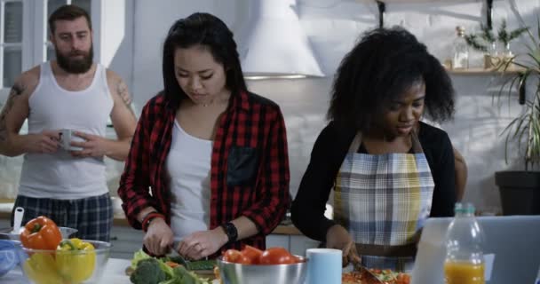 媒体が台所で食糧を準備する人々 のグループ ショット — ストック動画