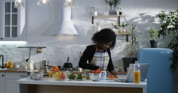 Junge Frau bereitet Essen in der Küche zu — Stockvideo