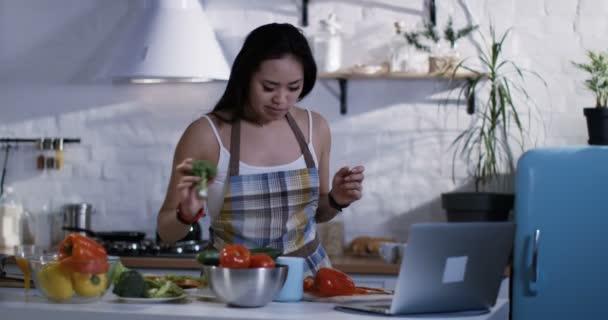 Young woman learning to prepare food — Stock Video