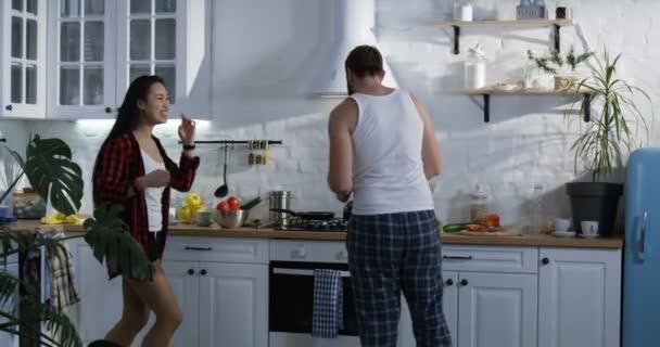 Pareja bailando en la cocina — Vídeo de stock