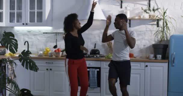 Pareja bailando en la cocina — Vídeo de stock