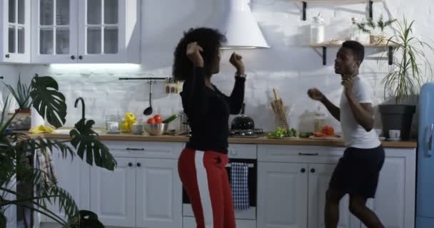 Пара танцующая на кухне — стоковое видео