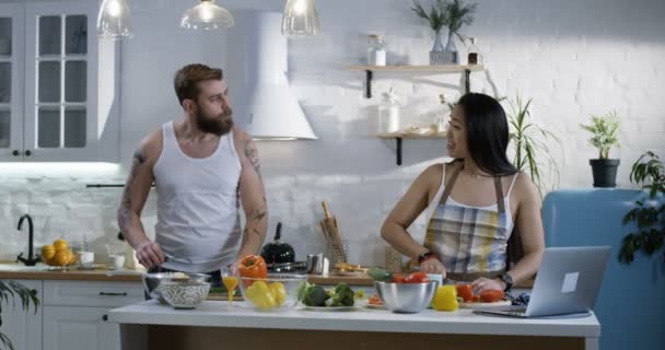 Pareja rebanando verduras en la cocina — Vídeos de Stock