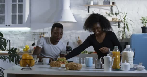 Colpo Medio Uomo Donna Che Parlano Durante Colazione — Video Stock