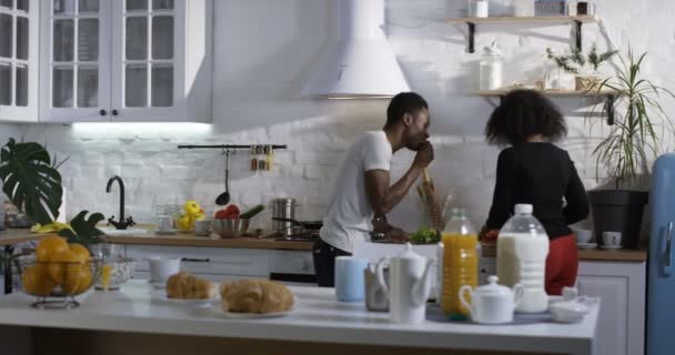 Uomo e donna che parlano durante la colazione — Video Stock