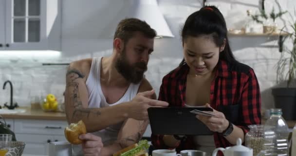 Hombre y mujer hablando durante el desayuno — Vídeos de Stock