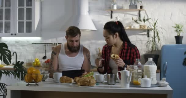 Чоловік і жінка розмовляють під час сніданку — стокове відео