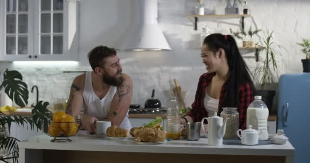 Kahvaltı sırasında konuşan Çift — Stok video