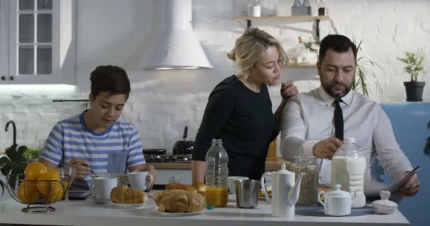 Familie die samen ontbijten — Stockvideo