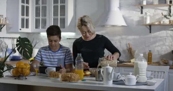 Mãe preparando café da manhã para seu filho — Vídeo de Stock