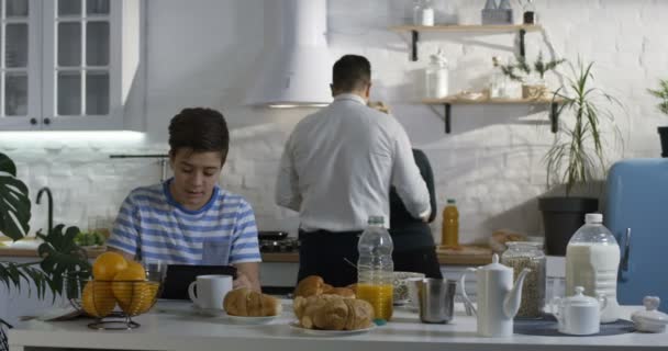 Familia desayunando juntos — Vídeos de Stock