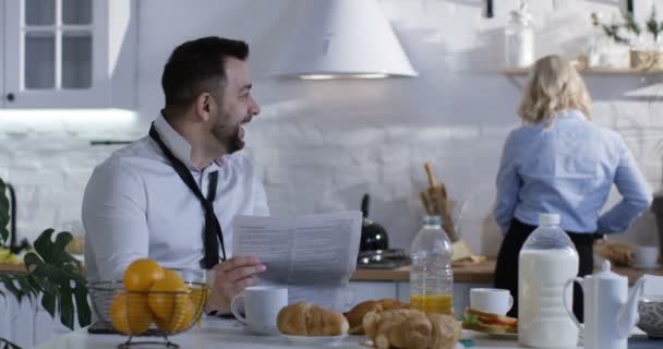 Середній Знімок Чоловіка Який Ділиться Хорошими Новинами Своєю Дружиною Кухні — стокове відео