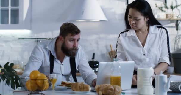 Couple watching laptop during breakfast — Stock Video