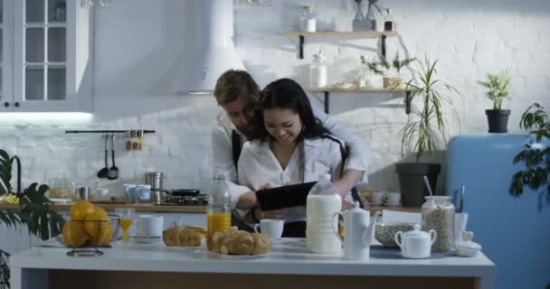 Sommige goed nieuws te delen met haar vrouw man — Stockvideo