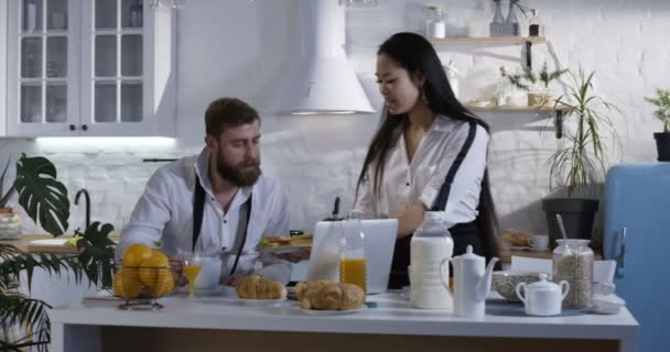 Casal tomando café da manhã juntos — Vídeo de Stock