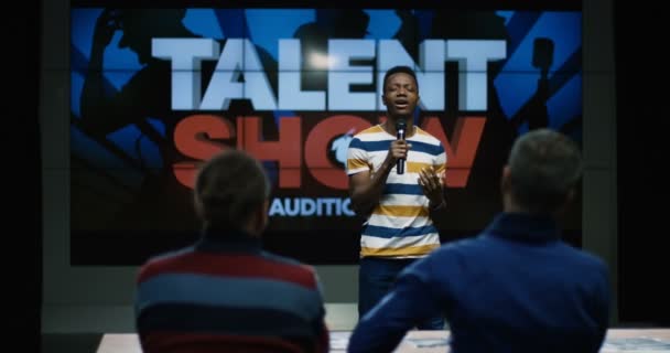 Молодий чоловік співає на шоу талантів — стокове відео