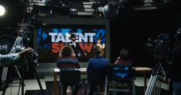 Junge Schauspieler bei Talentshow vorgestellt — Stockvideo