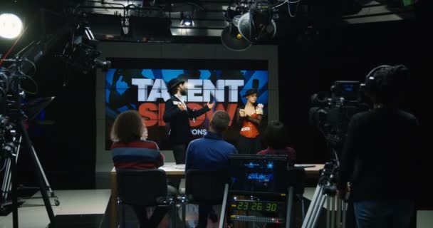 Giovane donna e uomo che recitano al talent show — Video Stock