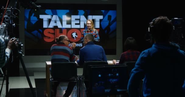 Młoda kobieta, występując w talent show — Wideo stockowe