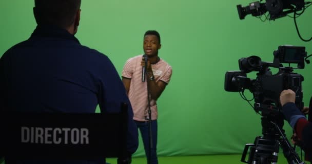 Mann singt bei einem Vorsprechen — Stockvideo