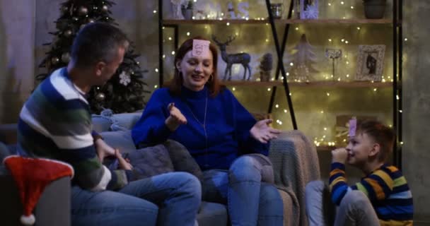 Man nemen foto van vrouw met Kerstmis — Stockvideo