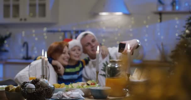 Família tomando selfie na véspera de Natal — Vídeo de Stock