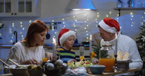 Family around the Christmas table — Stock Video