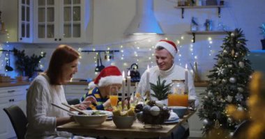 Aile Noel masa etrafında
