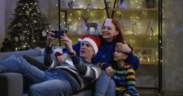 Slow Motion Skott Familj Som Tar Selfie Medan Spelar Vem — Stockvideo