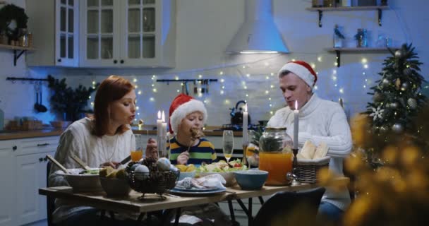 Familie am Weihnachtstisch — Stockvideo