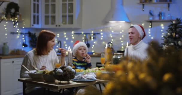 Famille autour de la table de Noël — Video