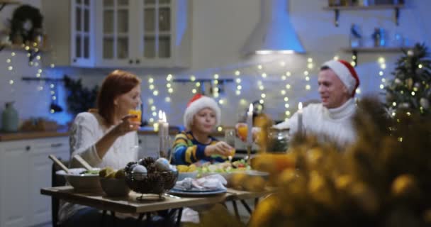 Familia alrededor de la mesa de Navidad — Vídeos de Stock