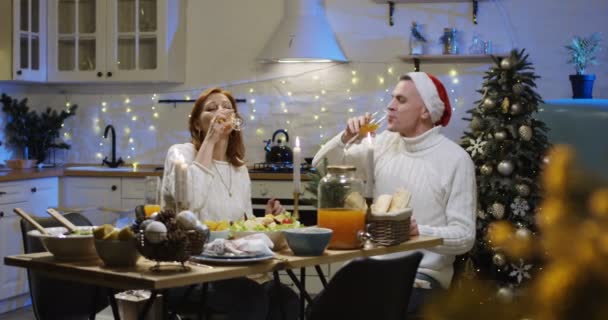 Noel karısına hediyesi veren koca — Stok video