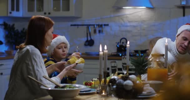Сім'я навколо різдвяного столу — стокове відео