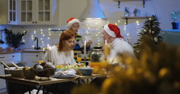 Familie beschenkt sich gegenseitig zu Weihnachten — Stockvideo