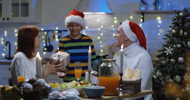 Familia dando regalos de Navidad el uno al otro — Vídeos de Stock