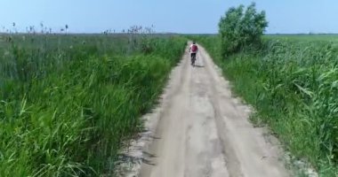 Kişi havadan görünümü tarlaları arasında binicilik bisiklet üzerinde