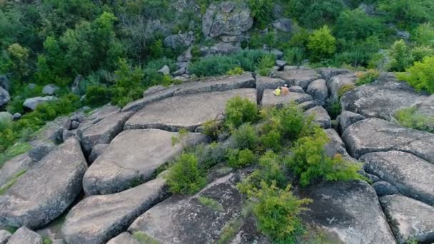자연 관찰 하는 바위 절벽에 여행자 — 비디오