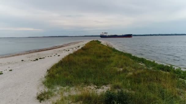 Een schip passeren door een zandbank — Stockvideo