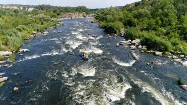 Dos personas kayak en el río — Vídeo de stock