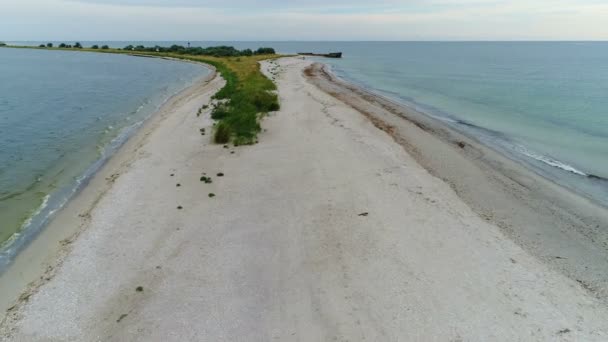 连接淡水和盐水的屏障海滩 — 图库视频影像